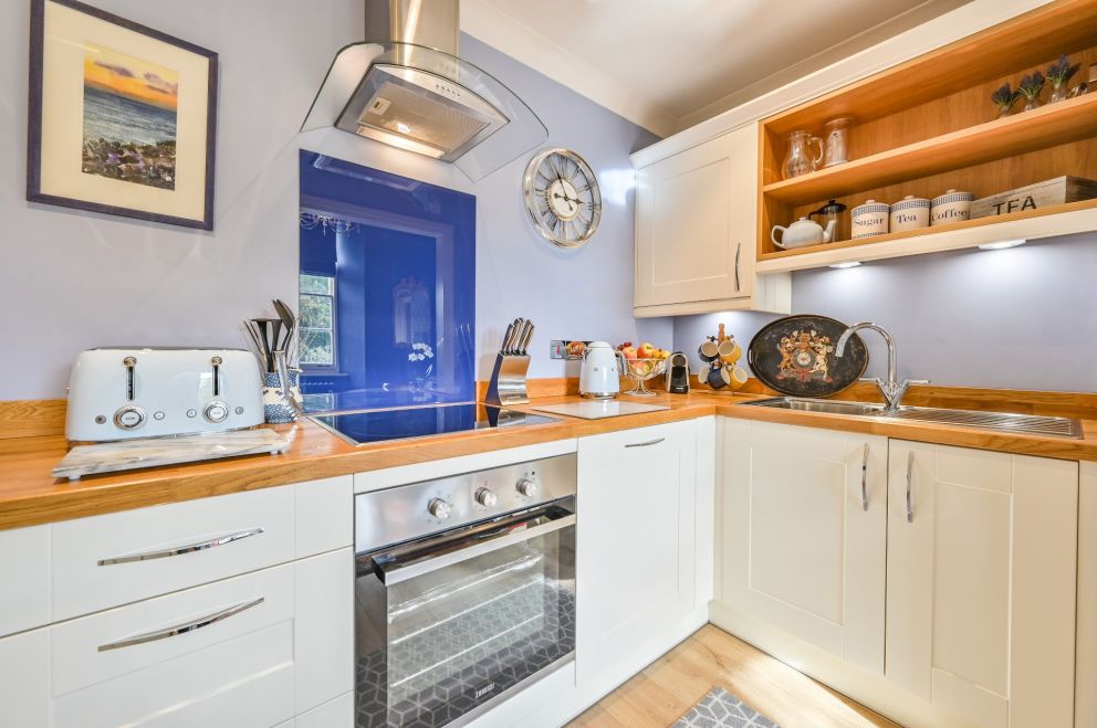 The Muntham Luxury Holiday Apartments in Torquay - Apartment 4 - kitchen 