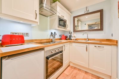 Muntham Luxury Holiday Apartments in Torquay - Apartment 6 well equipped  kitchen 