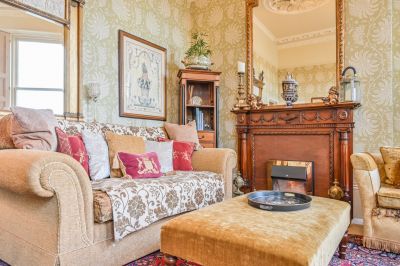 Muntham Luxury Holiday Apartments - Apartment 3 - comfortable sofa.