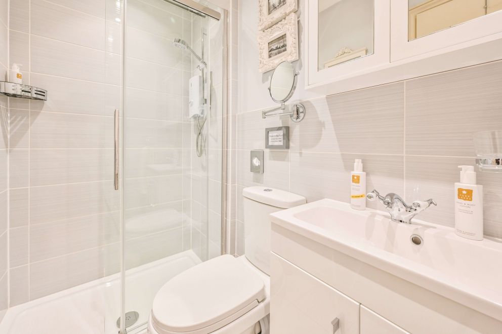 Muntham Holiday Apartments in Torquay. Apartment 7 Bathroom.