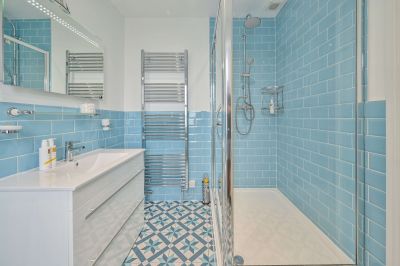 The Muntham Luxury Tow House in Torquay - Main bedroom ensuite.