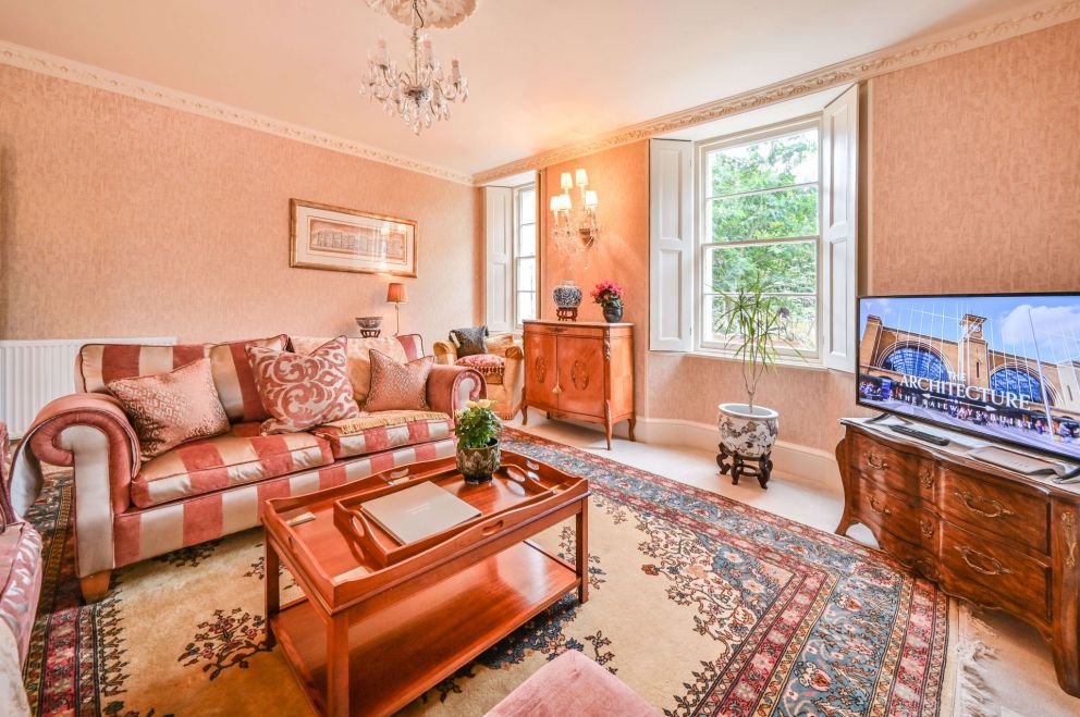 The Muntham Luxury Self Catering Town House in Torquay - Spacious lounge